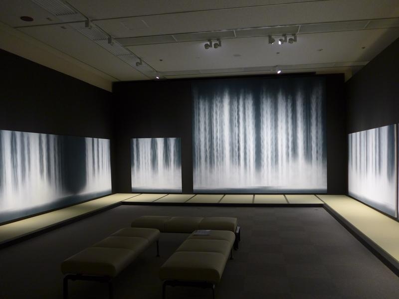 秋田市立千秋美術館には高野山金剛峯寺の襖絵をはじめ、伝統的な日本画の文脈で作品をまとめました。特に金剛峯寺襖絵は実際の空間を感じられる畳を設置しました。