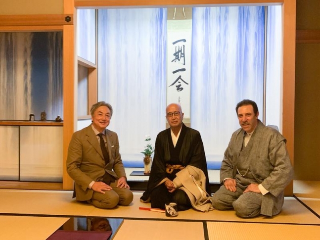 京都に寄り、大徳寺聚光院に顔を出しました。中央が小野澤虎洞和尚、右は茶道具作家のリチャード・ミルグリムさん。リチャードさんの茶道具展がこの聚光院で開催されていました。