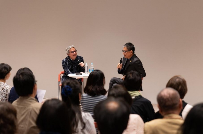 展覧会を記念して、初日、美術評論家で東京藝大教授の伊東順二氏と対談がありました。伊東氏は、1995年のベネチア・ビエンナーレにコミッショナーとして千住を選出しました。