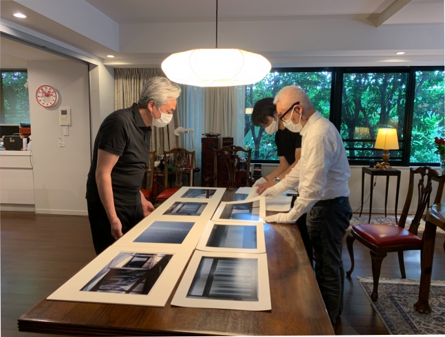 The master photographer, Mr. Bishin Jumongi, is showing me photographs of my works he took at Koyasan.&nbsp;&nbsp;It will be published from a US publisher soon.